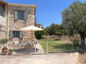 Messinian Stone House - Garden and Umbrella